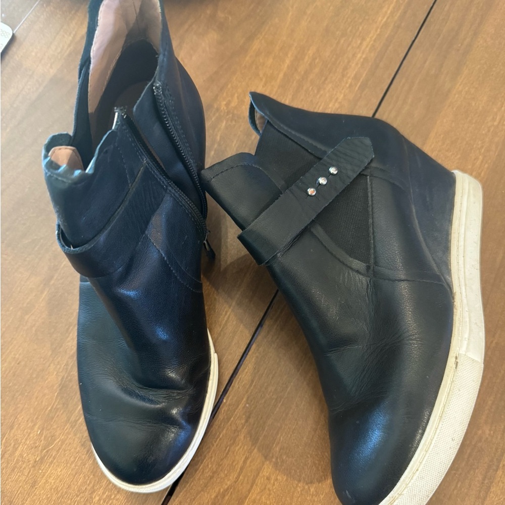 Wedged shoes